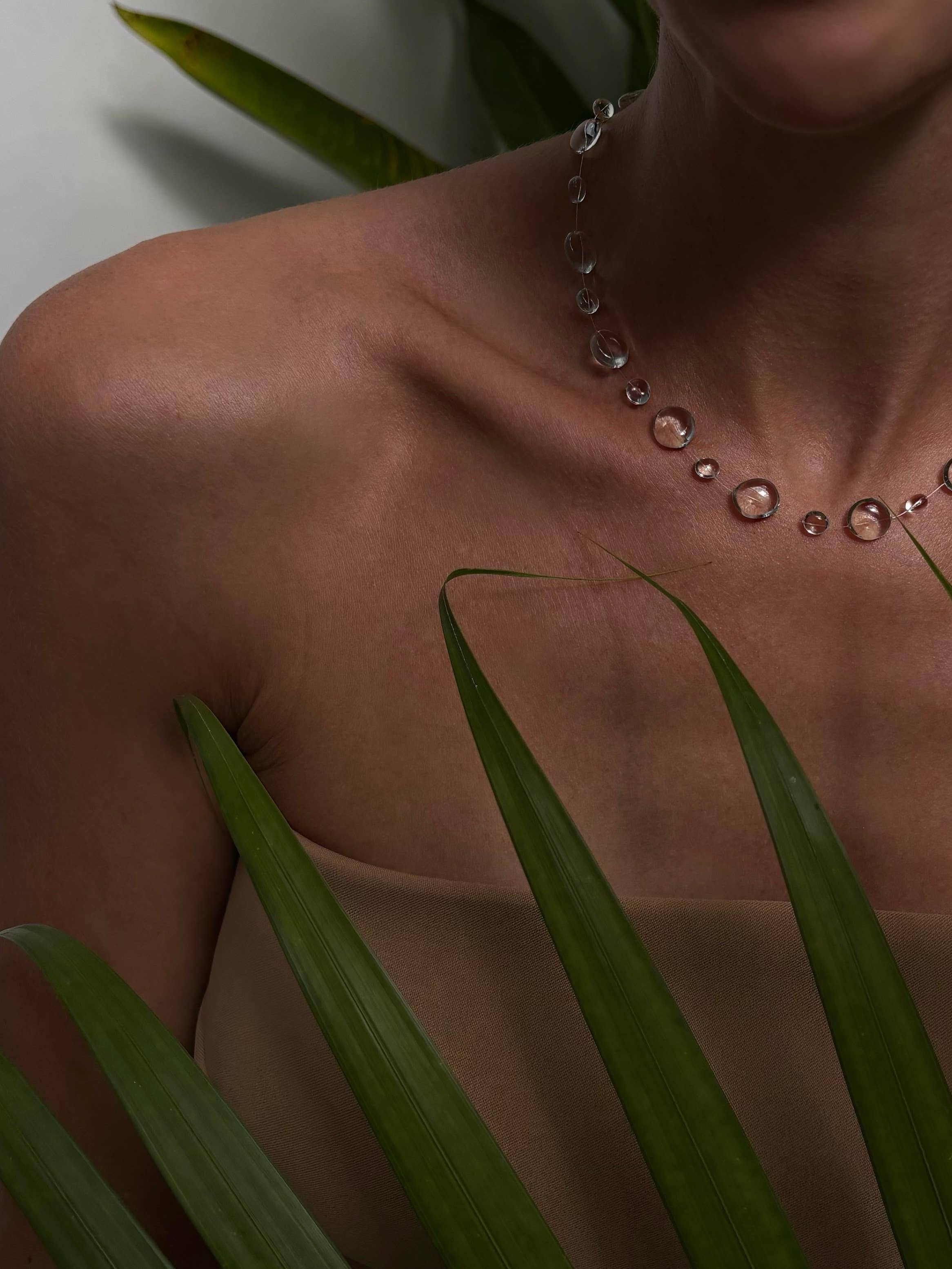 Minimalist Choker Necklace UV Resin - Floating Dew Drop